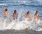 Κορίτσια κολύμβησης στη θάλασσα
